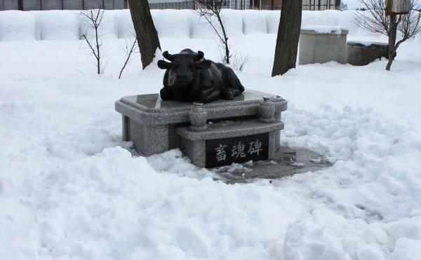 雪の中の畜魂碑