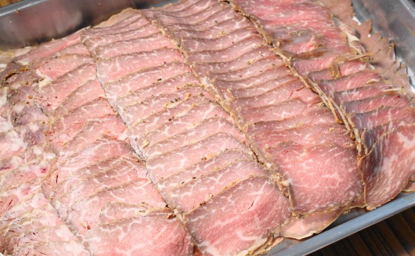 今季最後のトヨニシファーム店頭販売開催中16時まで、１０月３１日のお弁当は「豊西牛ローストビーフ肉大盛丼」